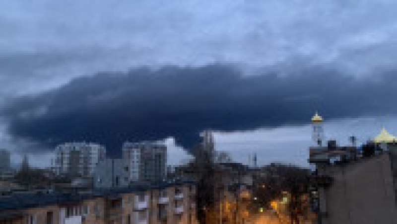 Fumul văzut din Odesa, după bombardamentele rușilor. Foto: M Robinson Chavez. Twitter | Poza 9 din 9