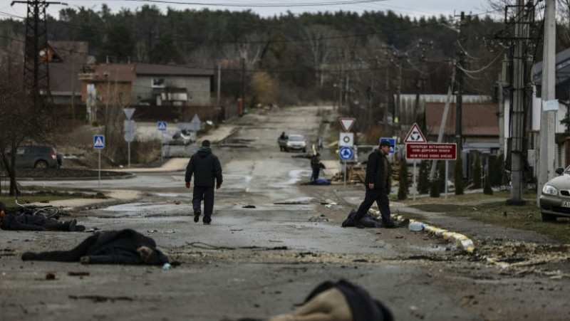 Trupuri ale unor civili ucişi pe o stradă din oraşul ucrainean Bucha, la nord-vest de Kiev, după eliberarea sa de sub ocupaţia armatei ruse. Foto: Profimedia Images