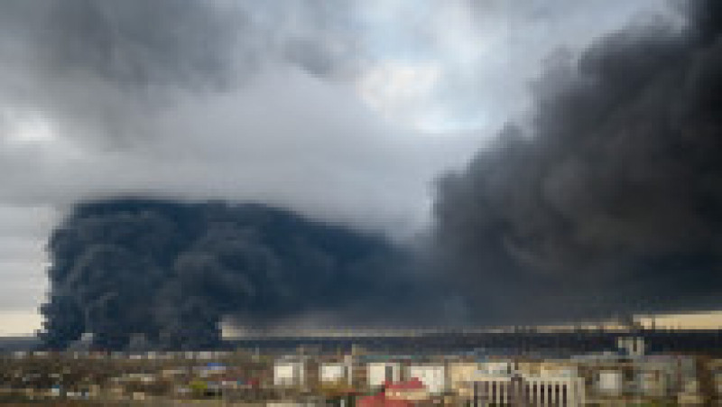 Imagini surprinse din Odesa arată nori de fum care se ridică și inundă cerul în urma bombardamentelor rusești asupra unei rafinării. Foto: Profimedia Images | Poza 8 din 10