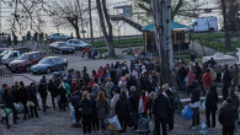 Sunt cozi uriașe la apă în orașul Nikolaev. FOTO: Twitter Canadian Ukrainian Volunteer | Poza 1 din 4