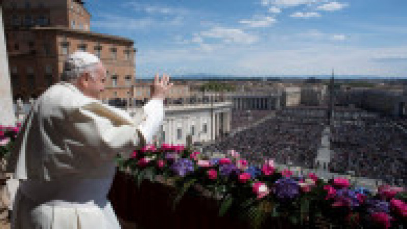 Papa Francisc, în tradiţionalului său mesaj "Urbi et Orbi", rostit în faţa a circa 50.000 de credincioşi adunaţi în Piaţa Sfântul Petru din Roma în duminica Paştelui catolic. Foto: Profimedia Images | Poza 6 din 6