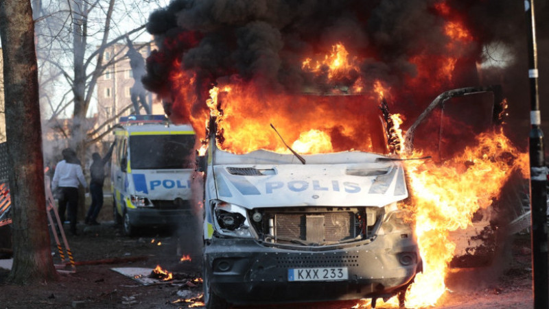 Contramanifestanții au incendiat mașini ale poliției în Orebro Foto: Profimedia Images