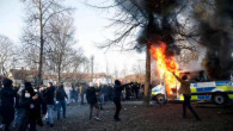 Protestatarii au dat foc dubelor poliției suedeze Foto: Profimedia Images | Poza 3 din 15
