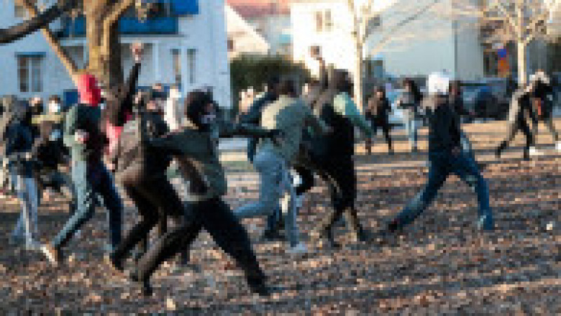 Protestatarii aruncă cu pietre în poliție în parcul Sveaparken din Orebro Foto: Profimedia Images | Poza 2 din 15