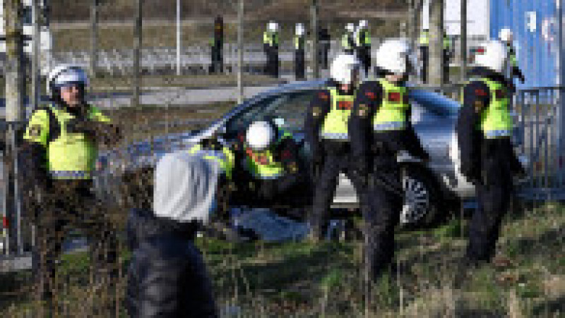Poliția a arestat un bărbat care a intrat cu mașina într-un baraj instalat la Malmo Foto: Profimedia Images | Poza 8 din 15