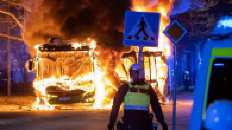 Un autobuz al rețelei publice a fost incendiat la Malmo Foto: Profimedia Images | Poza 6 din 15