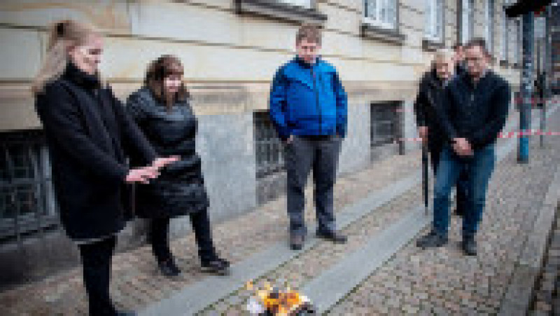 22 martie 2019. Rasmus Paludan și adepții săi ard un Coran în fața Parlamentului danez Foto: Profimedia Images | Poza 13 din 15