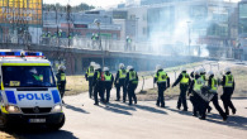 Polițiștii instalează o baricadă într-o zonă comercială din Norrkoping, la 17 aprilie 2022 Foto: Profimedia Images | Poza 11 din 15