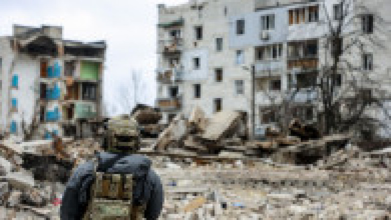 Un militar se uită la ruinele clădirilor distruse de bombardamentele rusești în Borodyanka. Foto: Profimedia Images | Poza 1 din 12