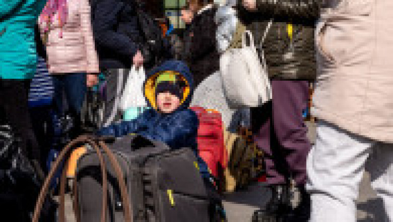 Un copil și mama sa așteaptă să plece din Liov spre Polonia. Foto: Profimedia Images | Poza 10 din 12