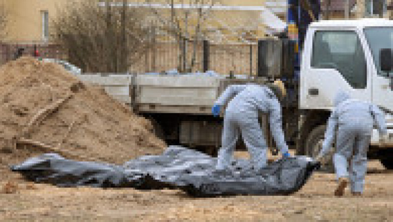 Exhumarea victimelor ocupanților ruși la Bucha, Ucraina. Foto: Profimedia Images | Poza 4 din 12