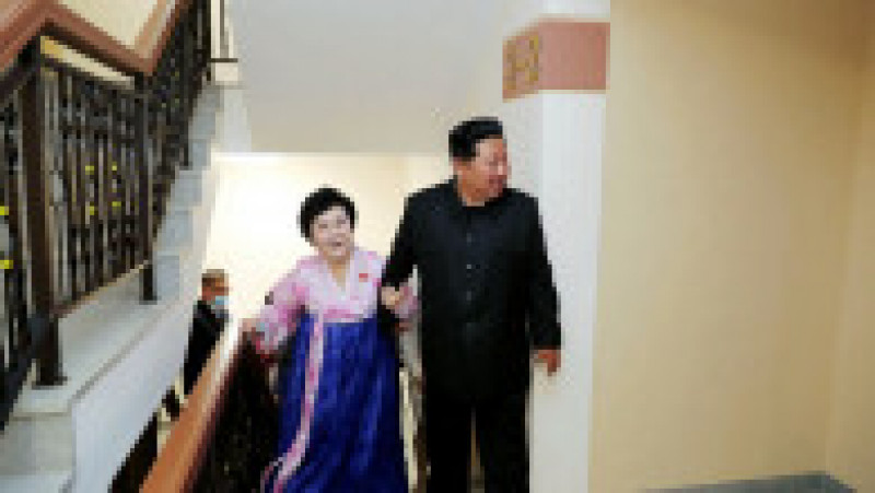 Imaginile oferite de presa nord-coreeană o arată pe Ri Chun Hi, în vârstă de 70 de ani, în compania lui Kim Jong Un într-un complex de apartamente situat pe malul râului, în capitala Phenian. Foto: Profimedia Images | Poza 5 din 8