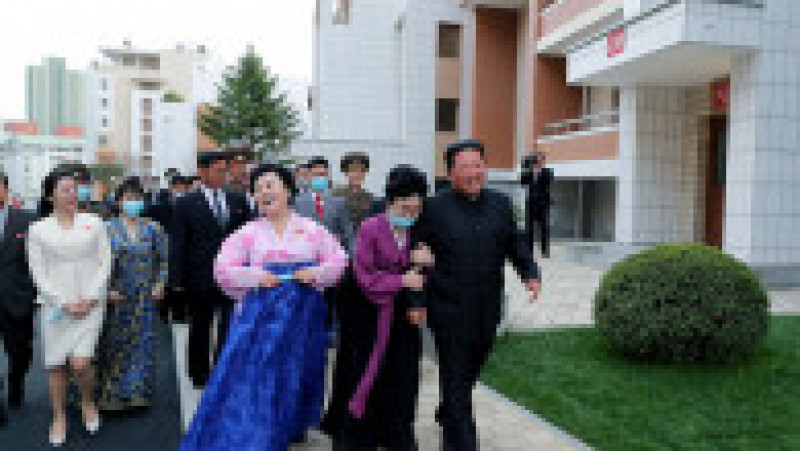 Imaginile oferite de presa nord-coreeană o arată pe Ri Chun Hi, în vârstă de 70 de ani, în compania lui Kim Jong Un într-un complex de apartamente situat pe malul râului, în capitala Phenian. Foto: Profimedia Images | Poza 8 din 8