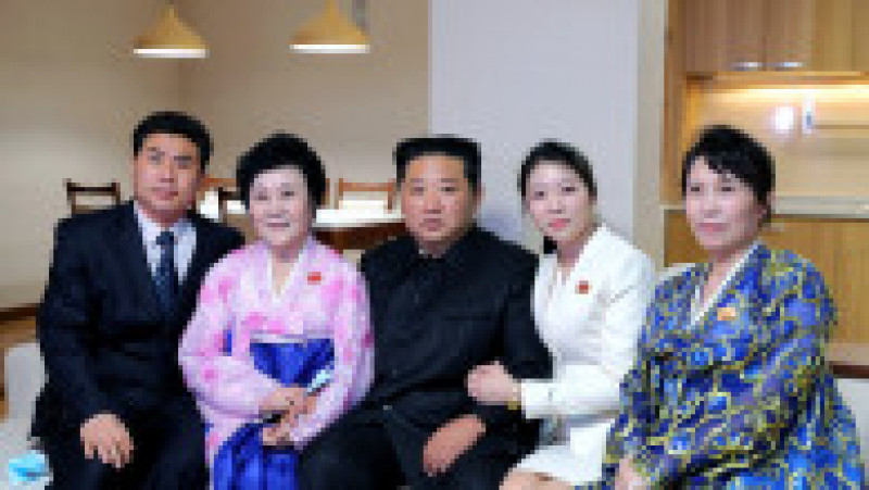 Kim Jong-un alături de prezentatoarea tv supranumită "Regina propagandei" și de familia ei. Foto: Profimedia Images | Poza 2 din 8