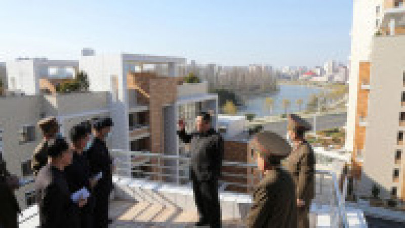 Kim Jong-un inspectează un complex de apartamente de lux situat pe malul râului Janggang, în capitala Phenian. Sursa foto: Profimedia Images | Poza 6 din 12