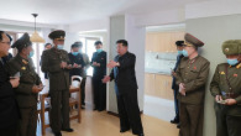 Kim Jong-un inspectează un complex de apartamente de lux situat pe malul râului Janggang, în capitala Phenian. Sursa foto: Profimedia Images | Poza 8 din 12