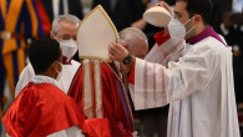 Papa Francisc oficiază cu public slujba din Vinerea Mare în bazilica Sfântul Petru, pentru prima dată de la declanşarea pandemiei. Foto: Profimedia | Poza 18 din 25