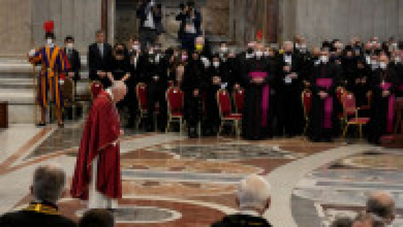 Papa Francisc oficiază cu public slujba din Vinerea Mare în bazilica Sfântul Petru, pentru prima dată de la declanşarea pandemiei. Foto: Profimedia | Poza 17 din 25