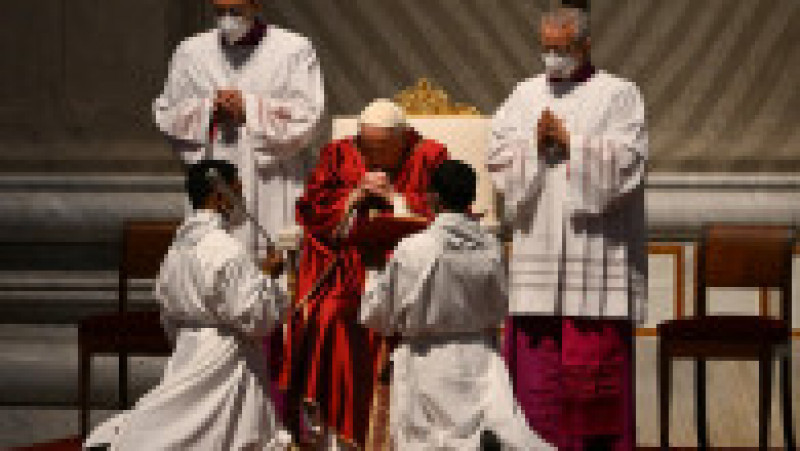 Papa Francisc oficiază cu public slujba din Vinerea Mare în bazilica Sfântul Petru, pentru prima dată de la declanşarea pandemiei. Foto: Profimedia | Poza 14 din 25