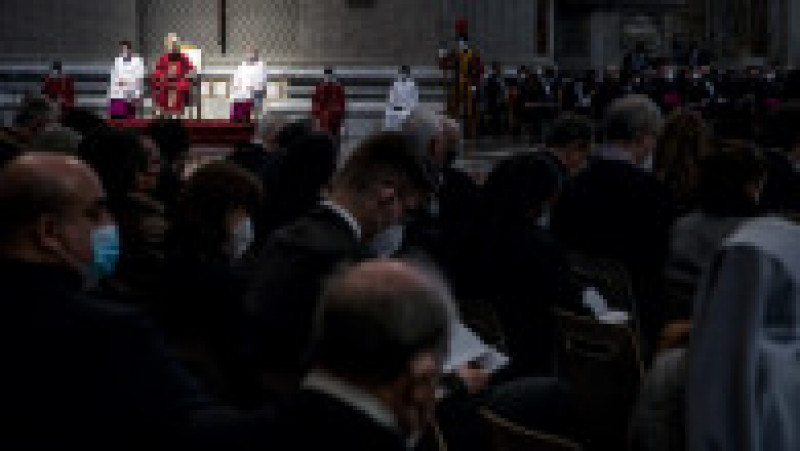 Papa Francisc oficiază cu public slujba din Vinerea Mare în bazilica Sfântul Petru, pentru prima dată de la declanşarea pandemiei. Foto: Profimedia | Poza 15 din 25