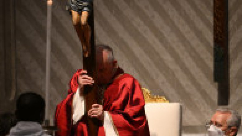 Papa Francisc oficiază cu public slujba din Vinerea Mare în bazilica Sfântul Petru, pentru prima dată de la declanşarea pandemiei. Foto: Profimedia | Poza 11 din 25