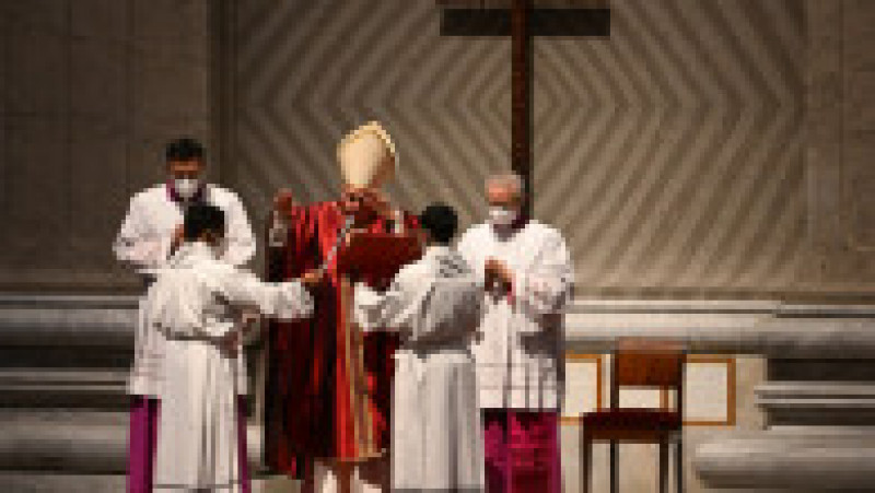 Papa Francisc oficiază cu public slujba din Vinerea Mare în bazilica Sfântul Petru, pentru prima dată de la declanşarea pandemiei. Foto: Profimedia | Poza 8 din 25