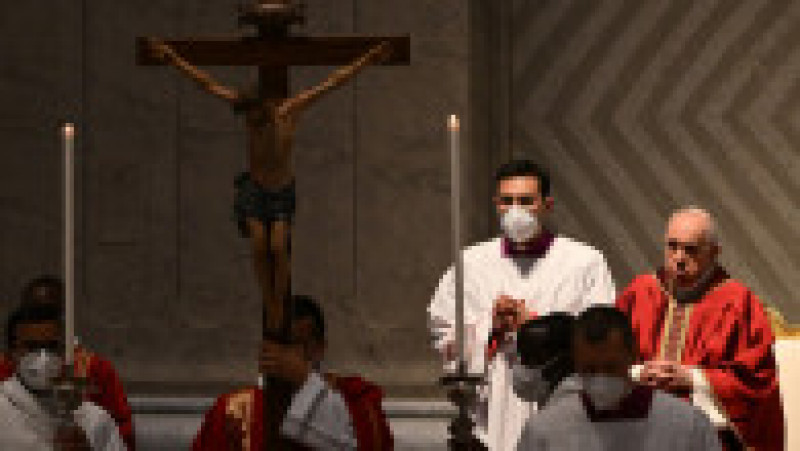 Papa Francisc oficiază cu public slujba din Vinerea Mare în bazilica Sfântul Petru, pentru prima dată de la declanşarea pandemiei. Foto: Profimedia | Poza 9 din 25