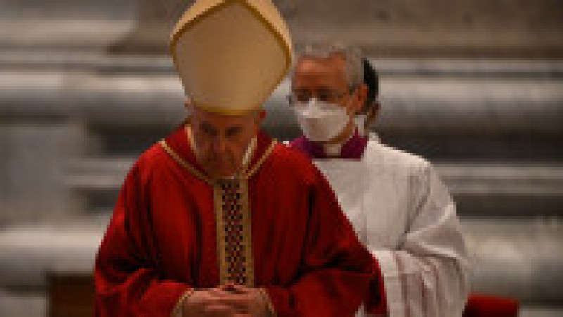 Papa Francisc oficiază cu public slujba din Vinerea Mare în bazilica Sfântul Petru, pentru prima dată de la declanşarea pandemiei. Foto: Profimedia | Poza 10 din 25