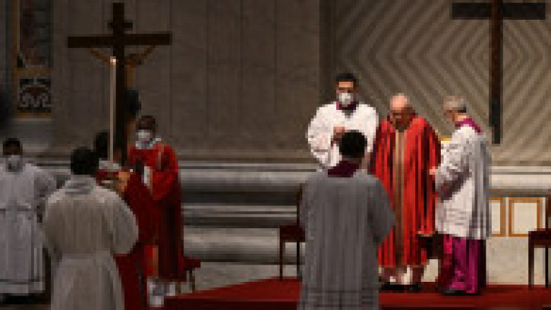 Papa Francisc oficiază cu public slujba din Vinerea Mare în bazilica Sfântul Petru, pentru prima dată de la declanşarea pandemiei. Foto: Profimedia | Poza 4 din 25