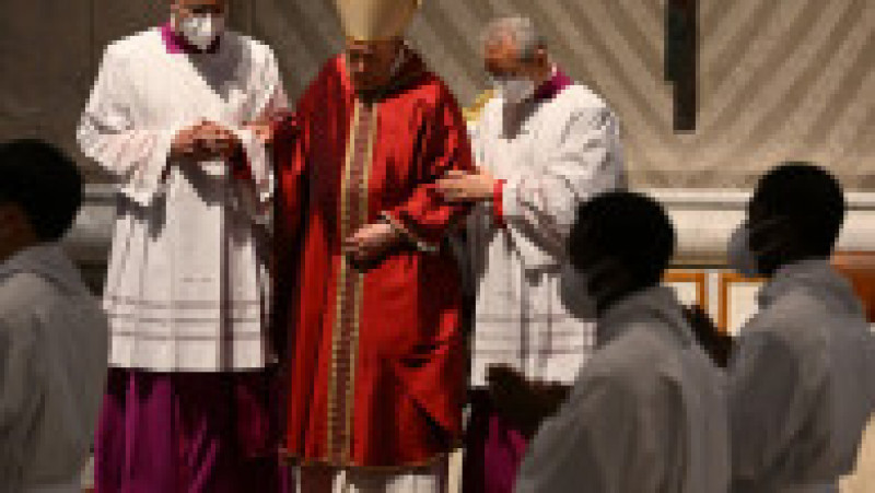 Papa Francisc oficiază cu public slujba din Vinerea Mare în bazilica Sfântul Petru, pentru prima dată de la declanşarea pandemiei. Foto: Profimedia | Poza 5 din 25