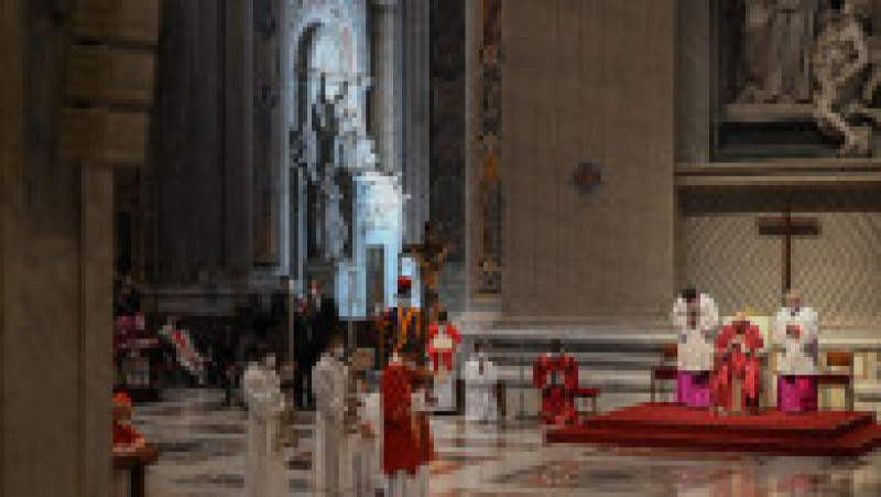 Papa Francisc oficiază cu public slujba din Vinerea Mare în bazilica Sfântul Petru, pentru prima dată de la declanşarea pandemiei. Foto: Profimedia | Poza 6 din 25