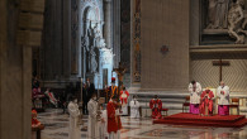 Papa Francisc oficiază cu public slujba din Vinerea Mare în bazilica Sfântul Petru, pentru prima dată de la declanşarea pandemiei. Foto: Profimedia | Poza 6 din 25