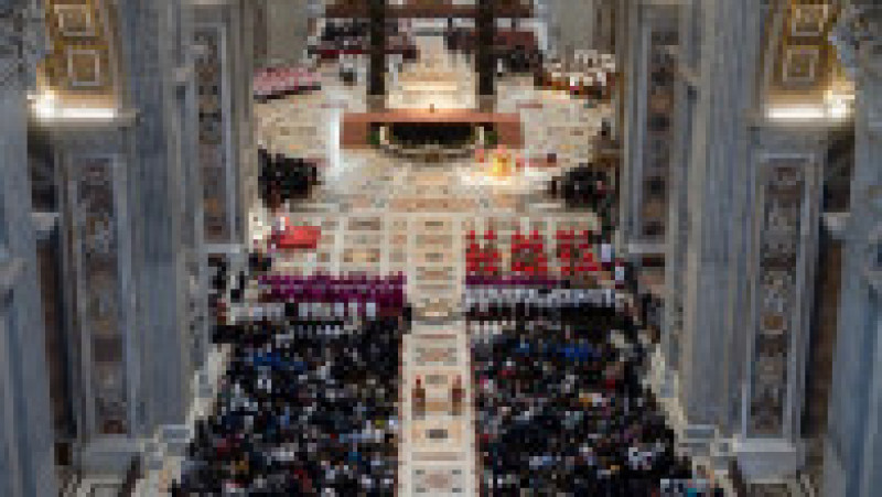 Papa Francisc oficiază cu public slujba din Vinerea Mare în bazilica Sfântul Petru, pentru prima dată de la declanşarea pandemiei. Foto: Profimedia | Poza 2 din 25