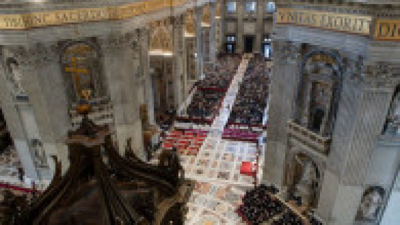 Papa Francisc oficiază cu public slujba din Vinerea Mare în bazilica Sfântul Petru, pentru prima dată de la declanşarea pandemiei. Foto: Profimedia | Poza 19 din 25