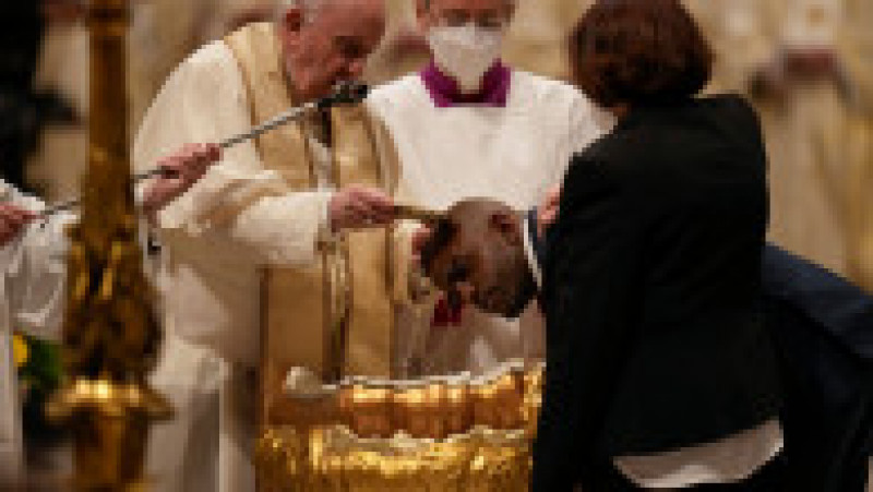Paște 2022. Papa botează un bărbat în timpul ceremoniilor din Bazilica San Pietro Foto: Profimedia Images | Poza 10 din 15