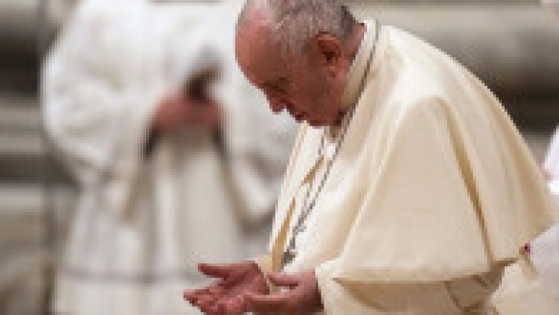 Învierea la Vatican. Papa Francisc se roagă în timpul slujbei din bazilica San Pietro Foto: Profimedia Images | Poza 3 din 15