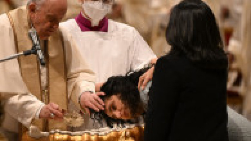 Paște 2022. Papa botează o tânără în timpul slujbei de la Bazilica San Pietro Foto: Profimedia Images | Poza 11 din 15