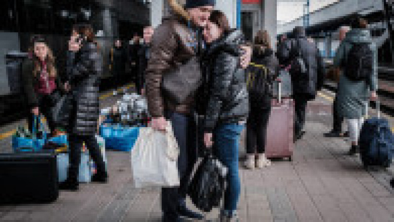Un ucrainean pe nume Ihor se îmbrățișează cu soția sa Lyudmila, care s-a întors din Polonia vecină cu un tren de noapte, pe un peron de la gara Kiev-Pasazhyrskyi, în capitala Ucrainei Kiev. Foto: Profimedia Images | Poza 7 din 11