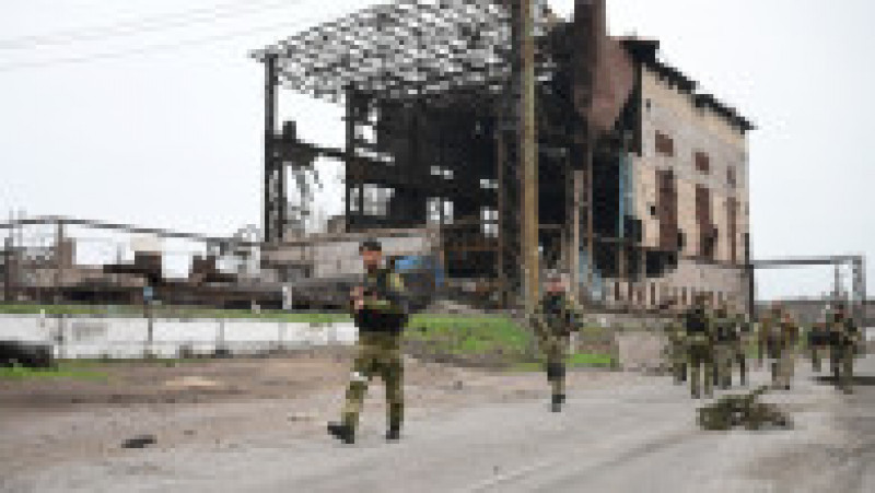 Militari ruși ai unității speciale de reacție rapidă Akhmat păzesc zona fabricii de siderurgie Ilici, aflată sub controlul așa-numitei Republici Populare Donețk, în Mariupol. Foto: Profimedia Images | Poza 8 din 14