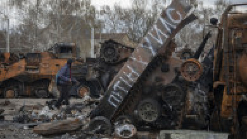 Vehiculele rusești distruse în luptă sunt îngrămădite la marginea orașului Irpin, în afara Kievului. Foto: Profimedia Images | Poza 12 din 12