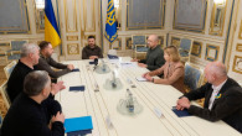 Președintele ucrainean Volodimir Zelenski, în timpul unei întâlniri cu șeful Delegației Uniunii Europene în Ucraina, Matti Maasikas, pentru a preda chestionarul completat pentru statutul Ucrainei de candidat la UE. Foto: Profimedia Images | Poza 10 din 12