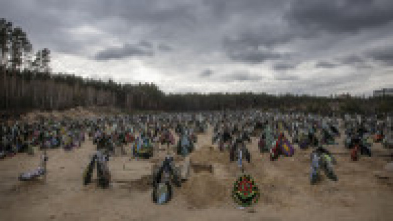O vedere a mormintelor persoanelor ucise în timpul invaziei Rusiei în Ucraina, într-un cimitir din Irpin, regiunea Kiev. Foto: Profimedia Images | Poza 11 din 12