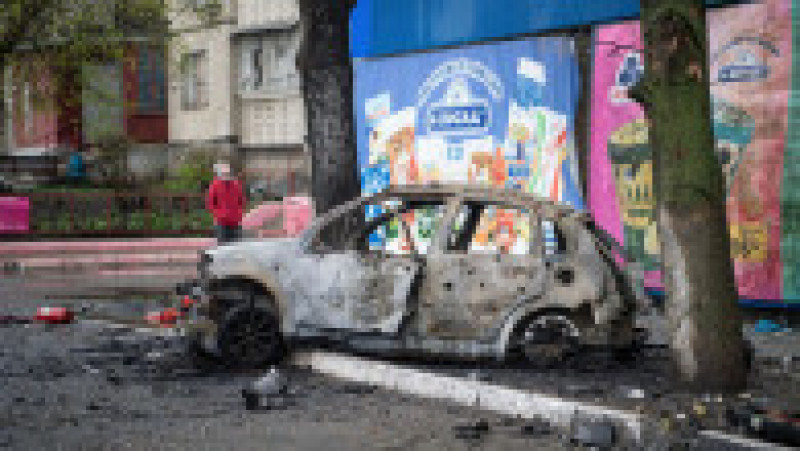 O mașină distrusă în Harkov de bombardamentele rusești. Foto: Profimedia Images | Poza 8 din 12