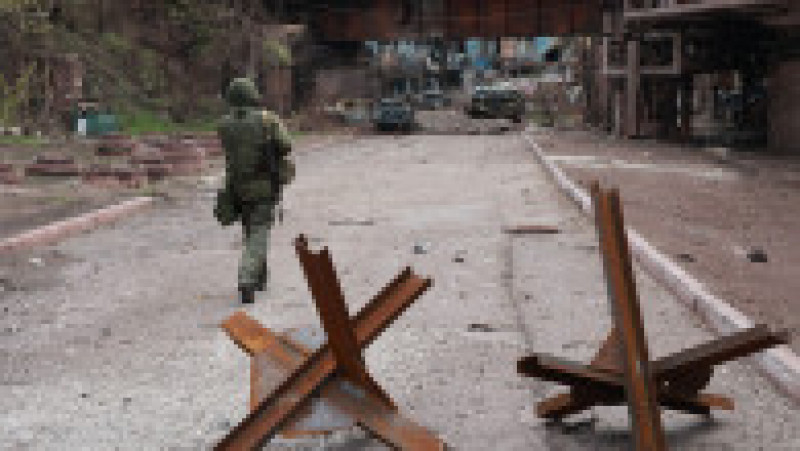 Un militar este văzut pe teritoriul uzinei siderurgice Ilici, din Mariupol. Foto: Profimedia Images | Poza 5 din 12