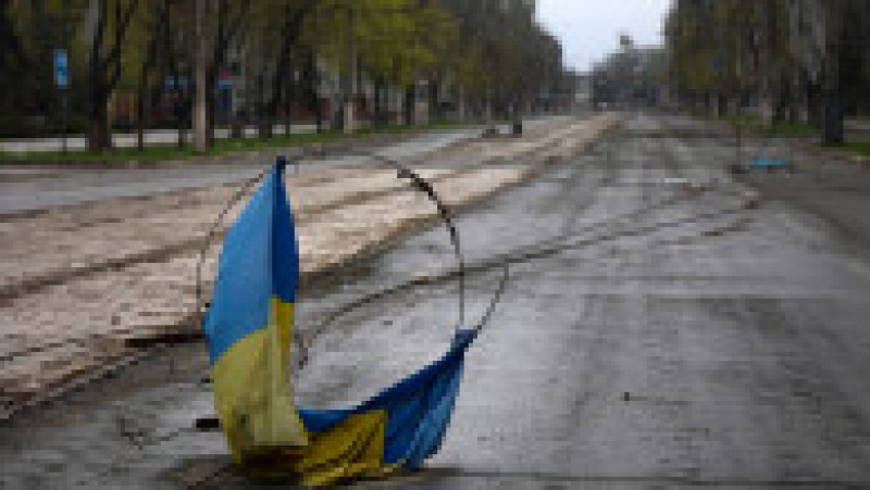 Un steag național ucrainean a fost observat într-o zonă controlată de forțele separatiste susținute de ruși din Mariupol. Foto: Profimedia Images | Poza 6 din 12