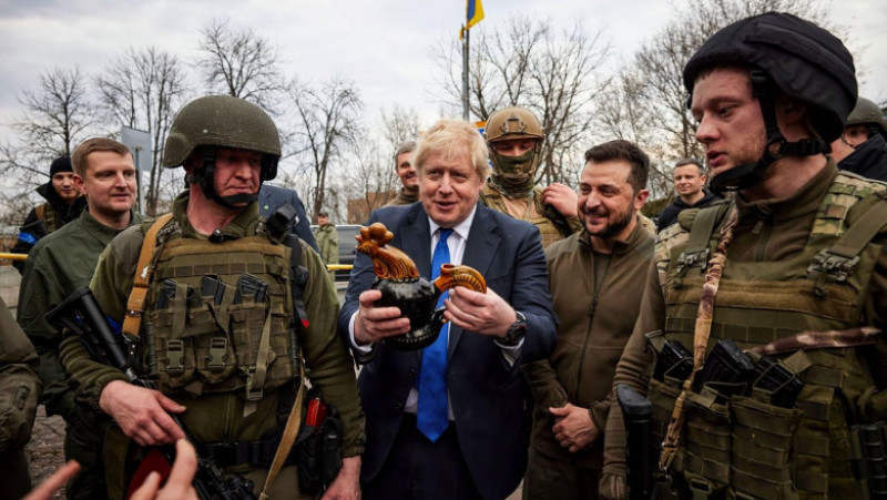 Boris Johnson a primit cadou o ploscă în formă de cocoș Foto: Profimedia Images