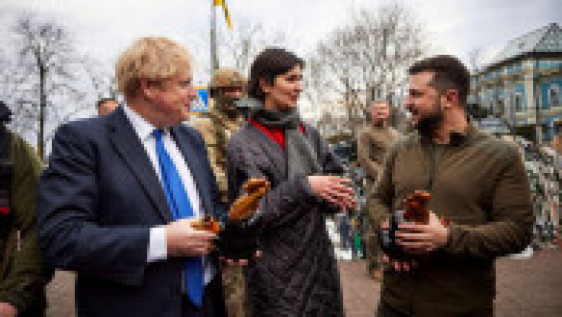 Volodimir Zelenski și Boris Johnson stau de vorbă cu femeia care le-a dăruit câte o ploscă sub formă de cocoș Foto: Profimedia Images | Poza 3 din 30