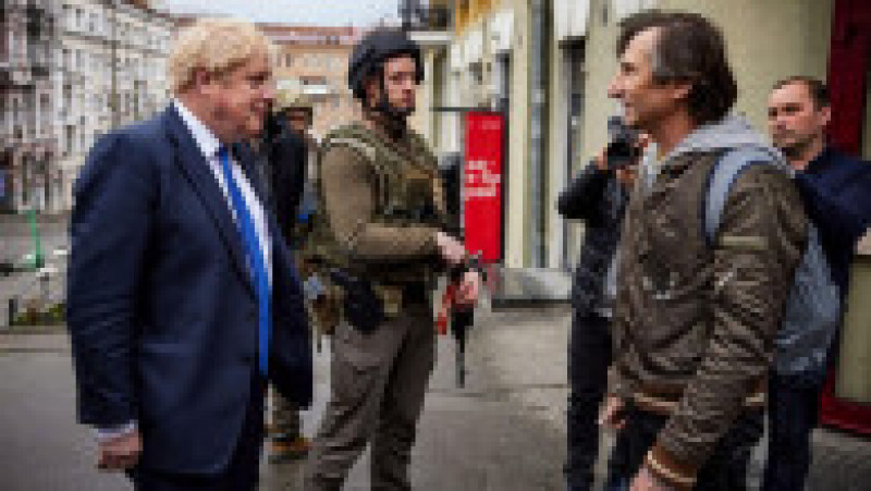 Un localnic din Kiev este surprins să-l întâlnească pe stradă pe Boris Johnson Foto: Profimedia Images | Poza 6 din 30