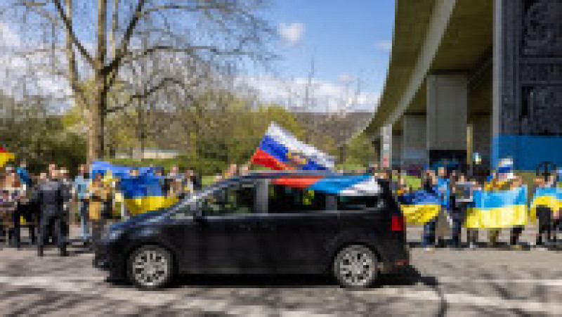 Germania. O coloană de mașini cu demonstranți pro-ruși este întâmpinată de demonstranți pro-ucraineni Foto: Profimedia Images | Poza 4 din 22