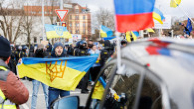 Manifestanți pro-ucraineni încearcă să oprească o coloană de mașini pro-Rusia, la Hanovra Foto: Profimedia Images | Poza 2 din 22